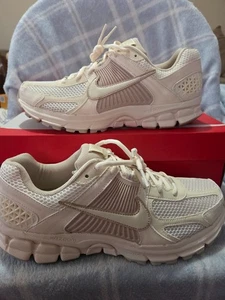 New Nike Zoom Vomero 5 Women's size 9 Men's Size 7.5 - Picture 1 of 7