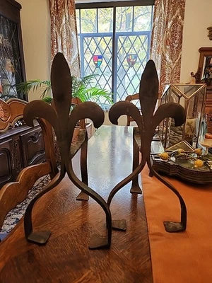 Antigua chimenea francesa de hierro forjado Flor de Lis Chenets Andirons Foto 1 de 4