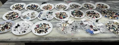 1000+ pieces MIXED LOT VINTAGE & Y2K NEW Buttons different sizes colors - Image 1 of 4