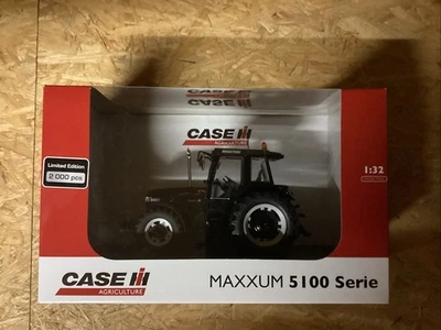 Universal Hobbies Case IH Maxxum 5150 Black Edition im Maßstab  1:32 - Bild 1 von 4
