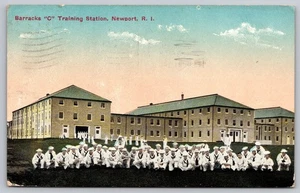Vintage 1915 Kaserne "C" Trainingsstation Newport RI Marine Matrosen Postkarte - Bild 1 von 2