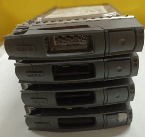 4 x NetApp Seagate 900GB 2.5" 10K.6 SAS HDD ST900MM0006 108-00222+A0 + caddy - Afbeelding 1 van 4