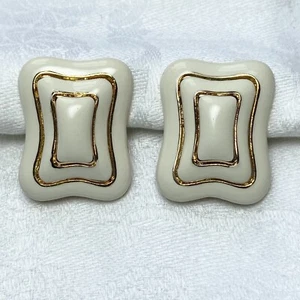 Pendientes de colección con clip rectangular ondulado en tono dorado esmalte blanco crema  - Imagen 1 de 7
