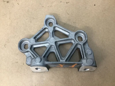 Soporte de montaje de bisagra capó guardabarros delantero derecho Aston Martin DB9 GT 2016 13-16; @1 Foto 1 de 4