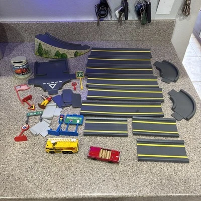 Matchbox Motorcity Vintage Track Diecast Car Playset 1979 + Firetruck & Lincoln - Image 1 of 4