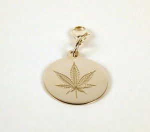 Dije de hoja de cannabis/marihuana grabado en plata de ley gratis EE. UU. Envío - Imagen 1 de 2