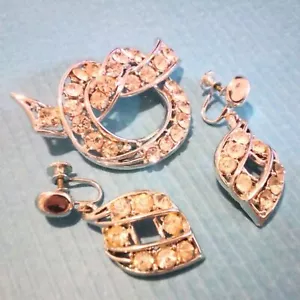 Juego de broches y pendientes colgantes vintage de mediados de siglo con nudo de diamantes de imitación tono plata - Imagen 1 de 5