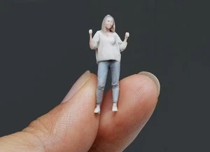 EY 1:64 Figura Pintada Modelo Miniatura Diorama Arena Feliz Riendo Niña Dama - Imagen 1 de 9