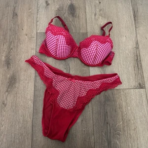 Set reggiseno e mutandine donna Victorias Secret rosa e rosso a pois taglia 34C/L - Foto 1 di 5