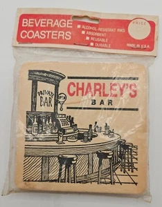 Sottobicchieri vintage Maude Corp novità "Charley's Bar" 4" x 4" mai aperti - Foto 1 di 3