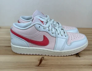 Air Jordan 1 Low SE Sneaker Strawberry Milkshake IB8156-133 Damen 8 Weiß Pink - Bild 1 von 12