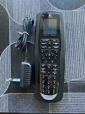 Universal Fernbedienung Logitech Harmony One mit Ladeschale - Bild 1 von 4