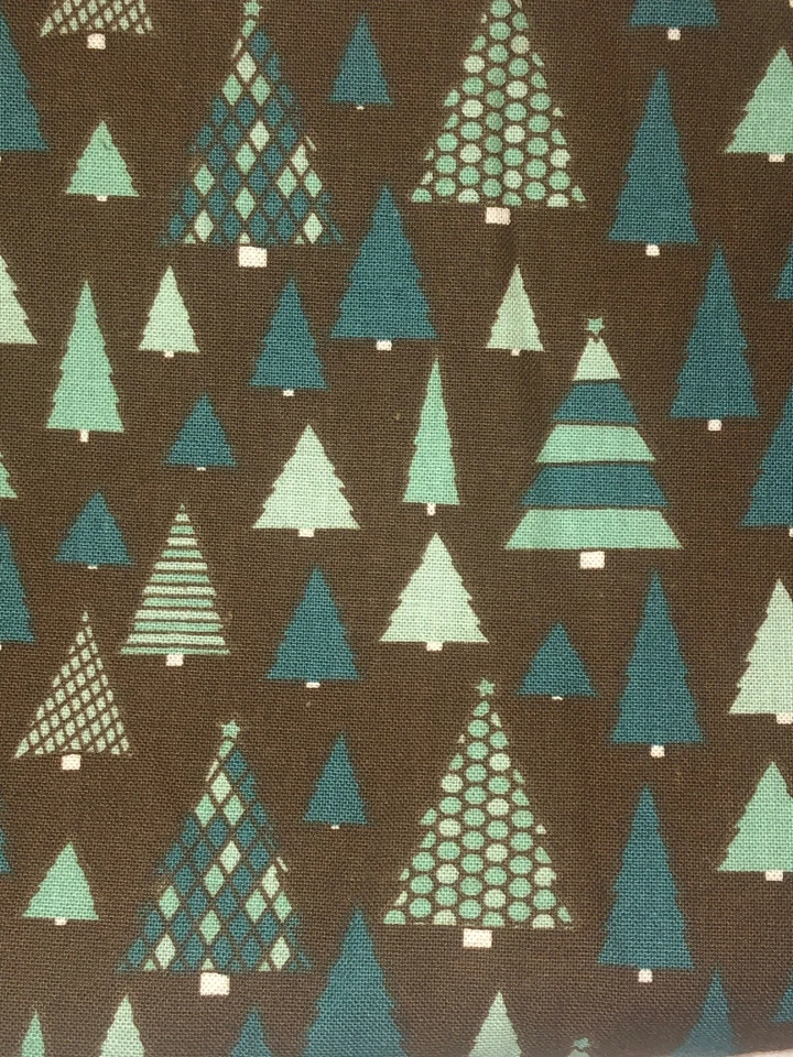 1 1/2 50” yardas 2010 envuélvelo Kate Miller árboles de Navidad tela marrón Foto 1 de 1