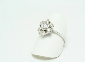 Anello da donna a Fiore in Oro Bianco 18 Kt e Diamanti Ct 0.65 nuovo - Foto 1 di 5