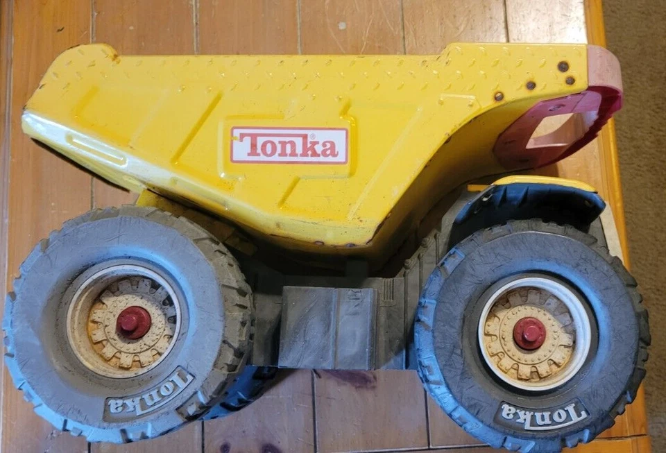 VINTAGE HASBRO TONKA MIGHTY BIG YELLOW DUMP TRUCK 19” RED HANDLE MODEL 9160 - Image 1 of 4