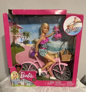 Bicicleta Barbie PV08074 NUEVA EN CAJA con cesta, botella de agua y muñeca FTV96 algunos daños en la caja - Imagen 1 de 4