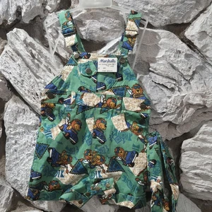 Vintage Day Sportswear Baby Latzhose Löwen Auto mit Mütze bunt 24 Monate 1994 - Bild 1 von 8