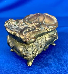BEAUTIFUL ART NOVEAU FOOTED JEWEL / TRINKET BOX RAISED RELIEF FLORAL LID - Foto 1 di 6