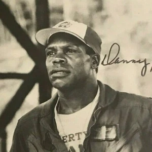 DANNY GLOVER Firmado B&W Foto Murciélago 21 Pájaro Perro Clark Vietnam Piloto Arma Letal - Imagen 1 de 3