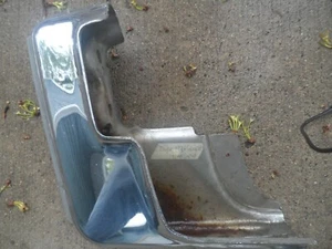 1975 78 CADILLAC ELDORADO FRONT BUMPER GUARD LH 76CE1-9A8 WITH PAD DRIVERS SIDE - Foto 1 di 4