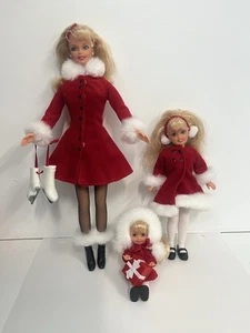 Conjunto de regalo Holiday Sisters 1999 muñecas Barbie Kelly Stacie abrigos rojos de patinaje sobre hielo - Imagen 1 de 4