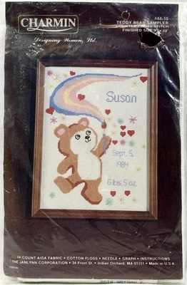 NUEVO 1984 Janlynn Oso de Peluche Sampler 44-10 Punto de Cruz Kit Registro de Nacimiento 17540 Foto 1 de 2