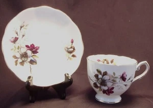Vintage ELIZABETHAN CUP & SAUCER Set Burgundy Blue Floral Bone China - Picture 1 of 7