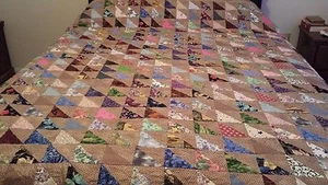 Mehrfarbige Dreiecke und eine braune Paisley-Unterlage, King Quilt - Bild 1 von 5