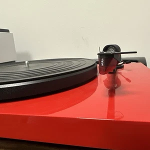 Pro-ject Debut Carbon Belt Drive Turntable Red - Picture 1 of 6