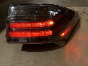 Faro trasero exterior 2011 12 13 17 Lexus CT200h pasajero luz lateral derecha maletero - Imagen 1 de 18