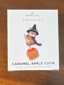 HALLMARK 2021 CARAMEL APPLE CUTIE MINIATURE HALLOWEEN ORNAMENT - Picture 1 of 3