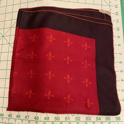 "Bufanda vintage Vera Neuman seda roja púrpura flor de lis firmada enrollada a mano 22"" cuadrada" Foto 1 de 4