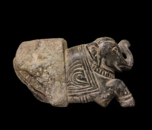 Antique India, A Black Stone Hindu Wall Sculpture of an Elephant - Temple Statue - Picture 1 of 8