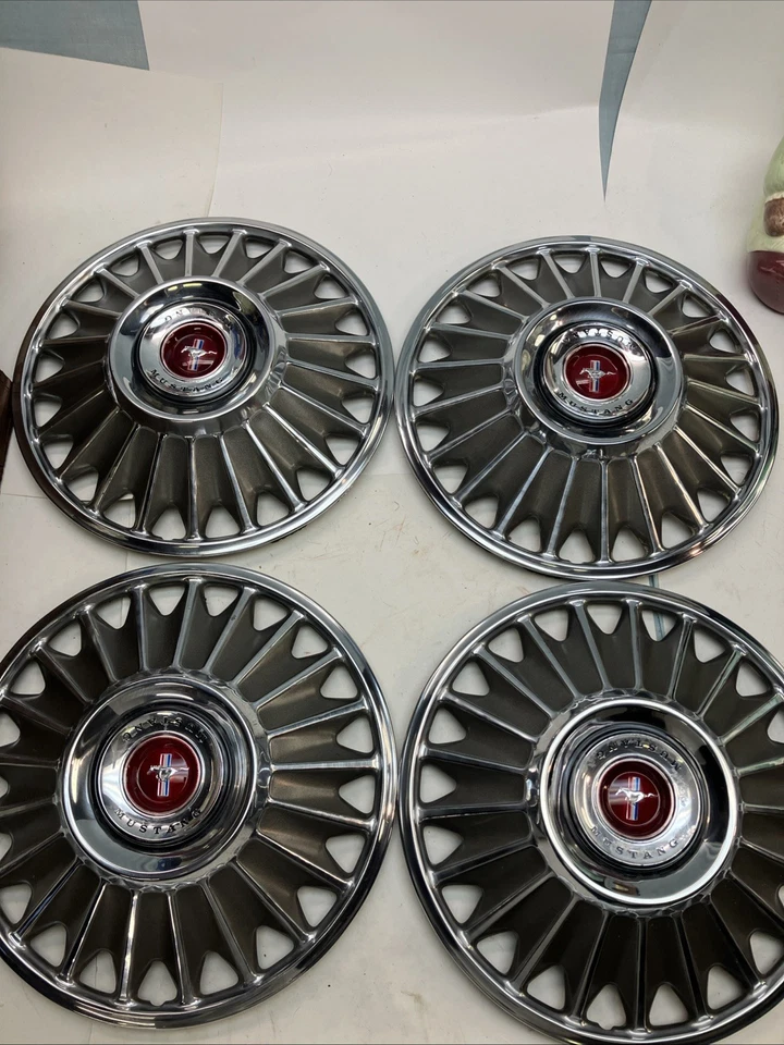 四 1967 年福特野马 14 英寸车轮盖 — 第 1/4 张图片