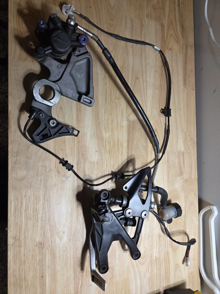 2015-2023 YAMAHA YZF R1 REAR BRAKE CALIPER W/ MOUNT & PADS,REAR SET ASSEMBLY - Image 1 of 4