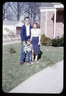 Maison photo de famille homme-femme garçon années 1950 35 mm diapositive bordure rouge Kodachrome