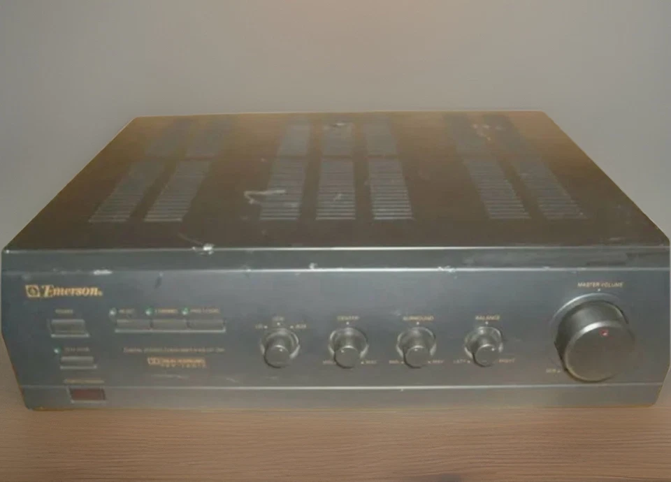 Amplificatore audio stereo digitale vintage Emerson HT-200 Dolby Pro Logic Surround. - Immagine 1 di 1