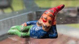 Antiguo Pequeño Jardín GNOME ELF de Hierro Fundido Pintura Original Antigua Colocada RARO - Imagen 1 de 14