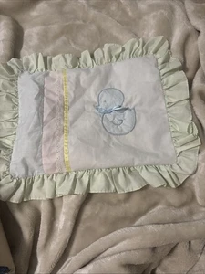 Vintage BABY Kissenbezug Baby Ente grün blau rosa bestickt Baby Schein Rüschen - Bild 1 von 10