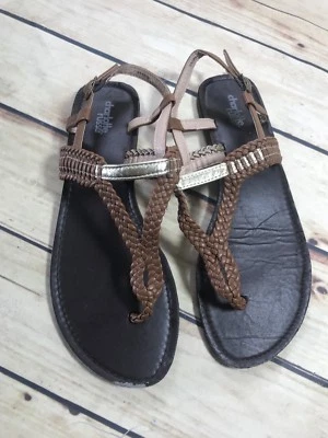 Charlotte Russe Talla 7? Sandalia plana con tiras marrón tejido ropa informal Foto 1 de 4