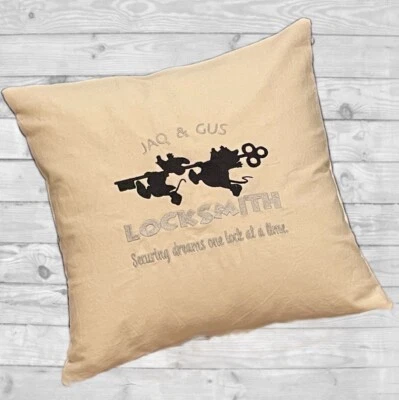 Travesseiro bordado Disney World Cinderella Jaq And Gus TinksTreasurez - Imagem 1 de 4