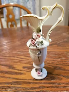Brocca in porcellana miniatura unica fiori rialzati bordo oro - Foto 1 di 1