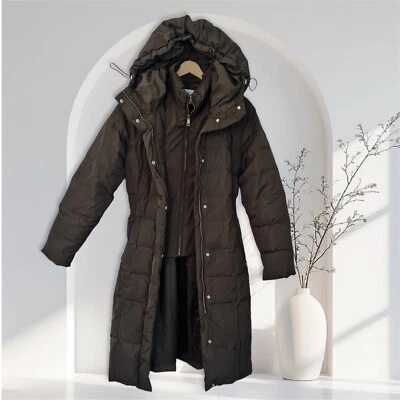 Abrigo largo para mujer Cole Haan pequeño tafetán babero plumón ropa exterior alternativa marrón Foto 1 de 4