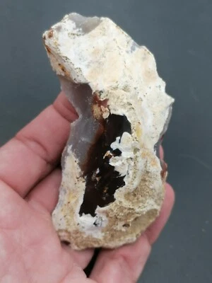 Middle Paleolithic Neanderthal France Mousterian scraper déjeté in chalcedony - Image 1 of 4