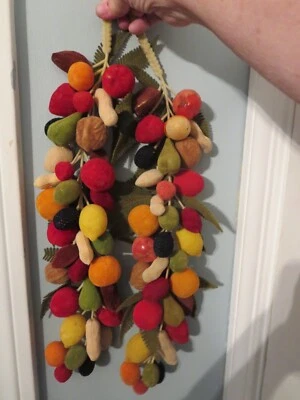 Винтажные Флокированные Пластиковые Фруктовые Куски - набор из 2 штук каждый прибл. 22 дюйма в длину. - Изображение 1 из 4