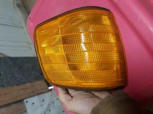 Mercedes w126 Passenger Front Turn Signal Light 81-91 380SE 500SEL 420SEL 560SEL - Picture 1 of 3