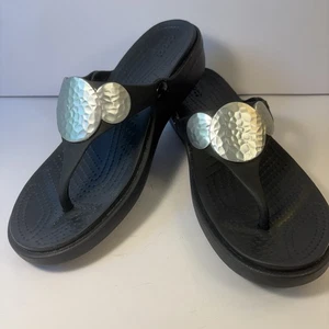 Crocs Sanrah Black Wedge Sandals Hammered Silver Disc Accent Womens Size 8 - Picture 1 of 8
