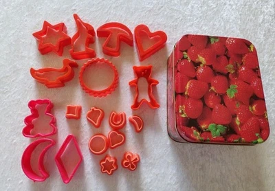 Ausstechförmchen für Kekse, verschiedene Formen in Blechdose - Bild 1 von 4