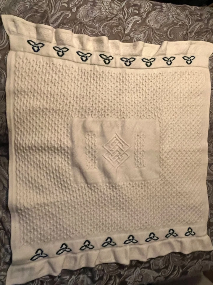 Manta de Lana Merino Nudo Trinidad Triquetra Artesanal Aran, Verde y Marfil, Irlanda Foto 1 de 4