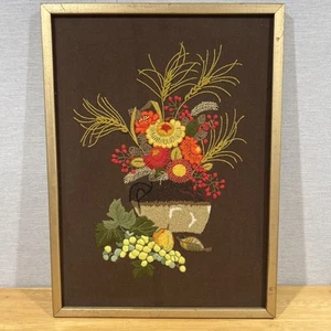 Crewel Flower Power incorniciato 23" x 17" fiori in brocca vintage anni 60/70 - Foto 1 di 6